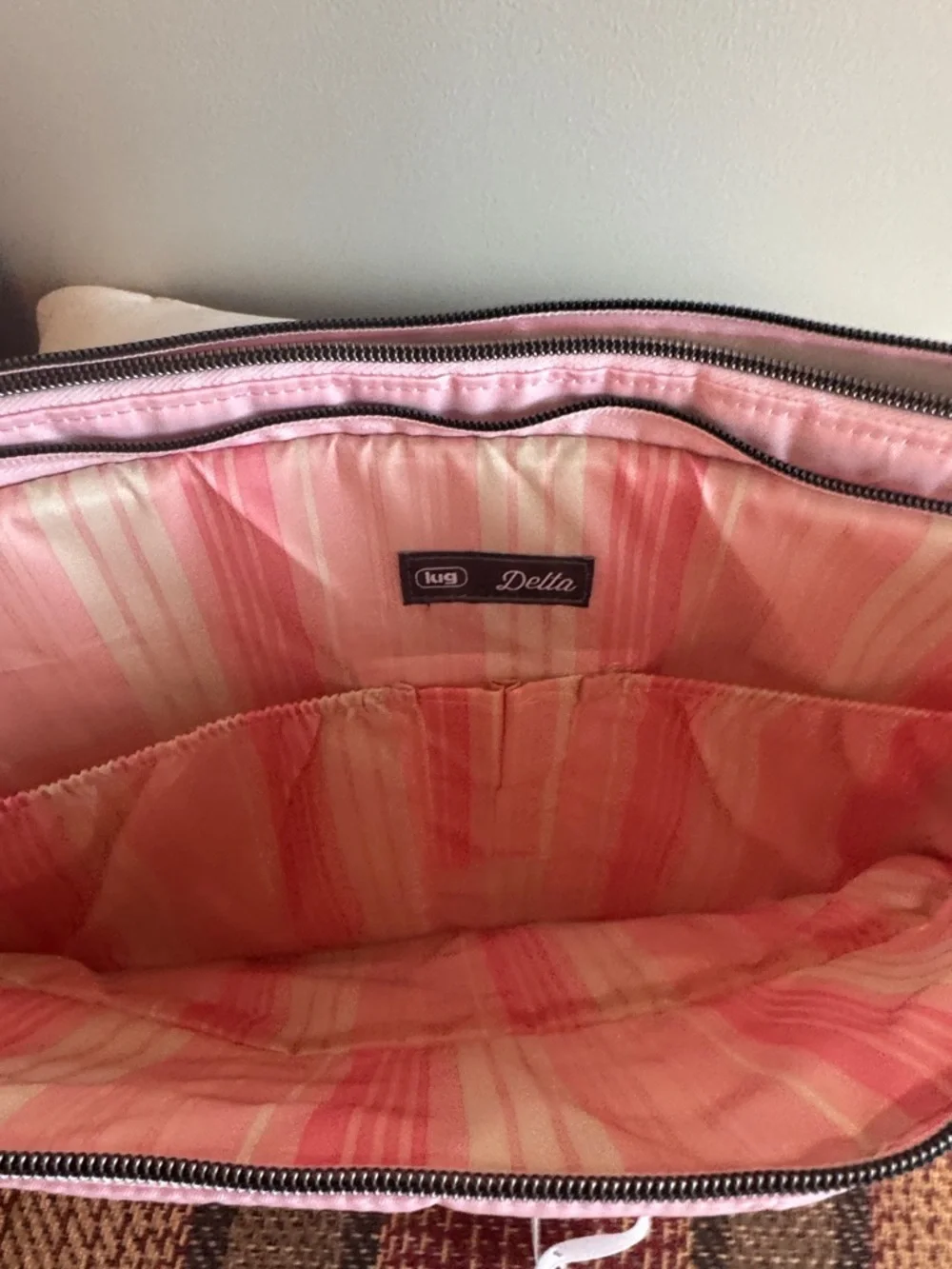 BUBBLE PINK LUD Delta crossbody 17 inch Laptop carry bag